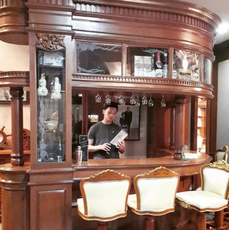 Nhan sắc xinh đẹp và tính nết dịu dàng giúp cô chiếm được trái tim của nhà tài phiệt người Thái. Kể từ đây, Sin Joo Ah có một cuộc sống sung túc, không lo về vật chất. Cô cũng từ bỏ showbiz nhiều bon chen để tận hưởng những thú vui hưởng lạc bên người chồng sau 2 năm kết hôn.