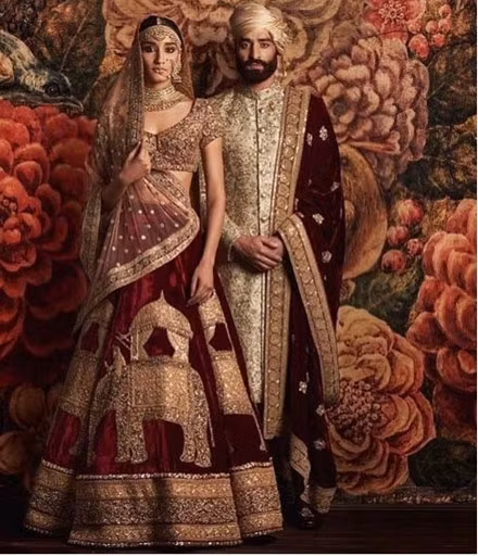 Ấn Độ: Váy cưới màu đỏ hoặc màu hồng là trang phục truyền thống dành cho cô dâu trong văn hóa cưới xin ở Ấn Độ. Ở các khu vực phía Bắc, theo truyền thống, phụ nữ đã lập gia đình sẽ có một dấu chấm đỏ ở giữa trán của họ.