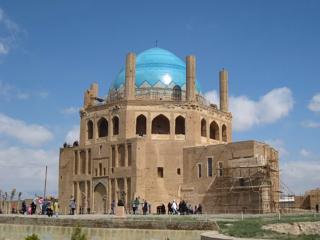 Tính riêng ở giới hạn kỹ thuật cho một mái vòm bằng gạch thì đây là mái vòm lớn thứ ba trên thế giới sau mái vòm của nhà thờ Florence và nhà thờ Hagia Sophia. Ảnh: Historicaliran.blogspot.com