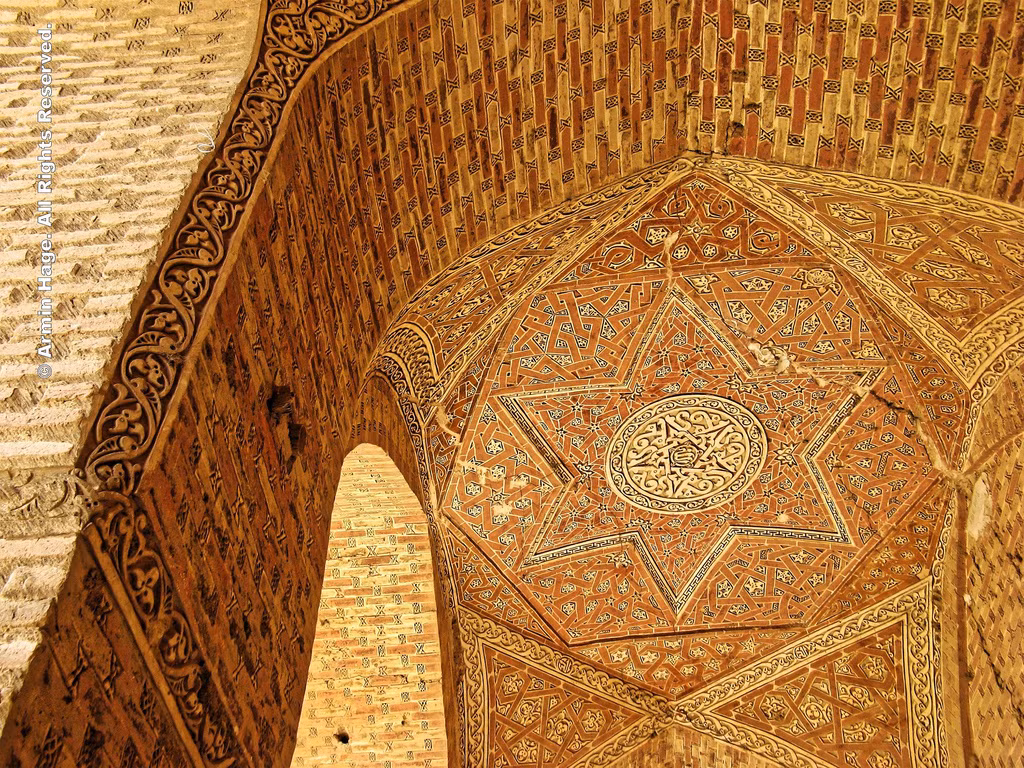 Bên trong mái vòm vẫn giữ lại được những bức tranh tường và tranh ghép bằng sứ vô giá. Ảnh: Armin Hage - Flickr