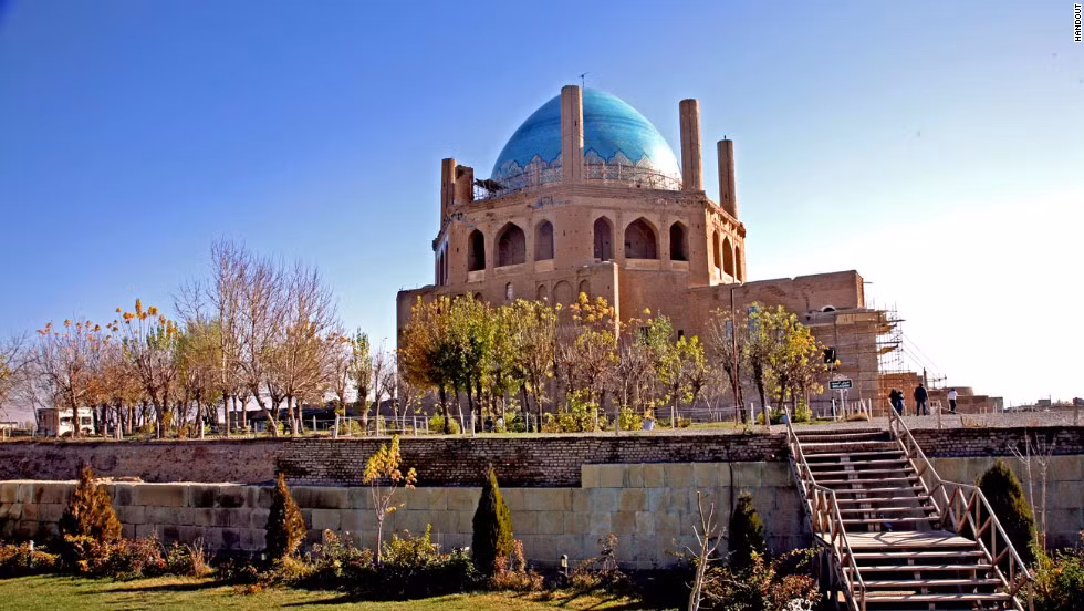 Mái vòm Soltaniyeh được coi là công trình mở đường cho phong cách xây dựng vòm trong thế giới Hồi giáo tại Lăng mộ Khoja Ahmed Yasavi và kỳ quan Taj Mahal của Ấn Độ. Ảnh: Cnn.com