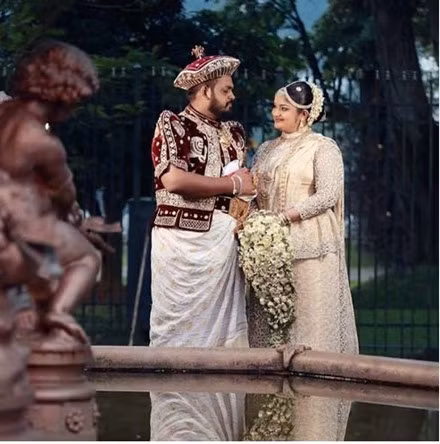 Sri Lanka: Các cô dâu thường trở thành trung tâm của sự chú ý trong ngày cưới. Tuy nhiên, ở một đám cưới truyền thống của Sri Lanka, bạn sẽ không thể rời mắt khỏi chú rể bởi trang phục nổi bật.