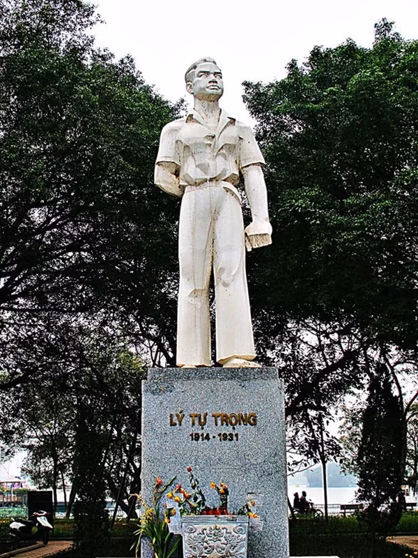  Anh hùng liệt sĩ Lý Tự Trọng (1914 – 1931) là một trong những nhà cách mạng trẻ tuổi của Việt Nam. Ngày 9/2/1931, trong buổi mít tinh kỷ niệm một năm cuộc khởi nghĩa Yên Bái tổ chức tại Sài Gòn, Lý Tự Trọng đã bắn chết viên mật thám Le Grand để bảo vệ diễn giả Phan Bôi đang diễn thuyết tại quảng trường Lareni. Sau đó anh đã bị bắt giam vào Khám Lớn và bị kết án tử hình ngày 20/11/1931 khi mới 17 tuổi. Sự kiện này làm dấy lên một phong trào đấu tranh mạnh mẽ ở Khám Lớn khiến từ đó cai ngục tại đây luôn gọi Lý Tự Trọng là "Ông Nhỏ".