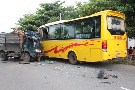 Gần 20 người trên xe khách kêu cứu sau cú đối đầu với xe tải - Hình 2 Gan 20 nguoi tren xe khach keu cuu sau cu doi dau voi xe tai-Hinh-2