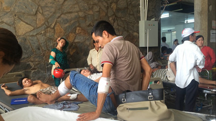 Gần 20 người trên xe khách kêu cứu sau cú đối đầu với xe tải - Hình 3 Gan 20 nguoi tren xe khach keu cuu sau cu doi dau voi xe tai-Hinh-3