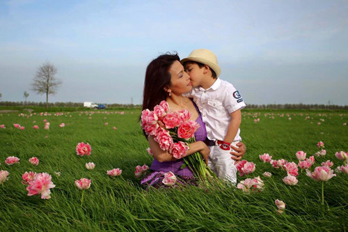 Muốn vườn nhà lúc nào cũng có hoa để ngắm, chị trồng so le các loại hoa của từng mùa và tận dụng mọi diện tích dù là nhỏ nhất. Trước cửa nhà là một giàn hồng leo tươi tốt trên cao, bên dưới là những cây cẩm tú cầu đủ loại. Khi hồng tàn cũng là lúc cẩm tú cầu ra hoa rực rỡ. Vào khoảng tháng 2 đến tháng 4, cẩm tú cầu đến giai đoạn chuẩn bị ra lá thì sẽ có tulip ra hoa thay thế. Tulip tàn, chị lại cắt bớt cho để nhường chỗ cho cẩm tú cầu phát triển loạt hoa sau…