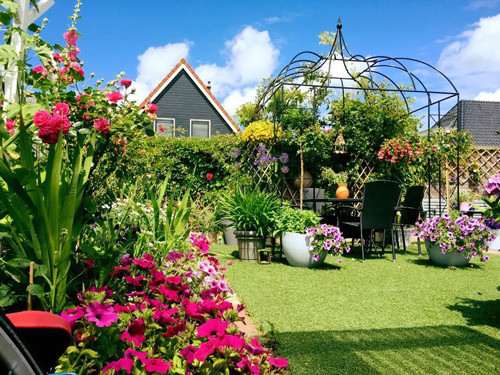 Khu vườn nhỏ rộng khoảng 50 mét vuông trước nhà gắn với khá nhiều kỷ niệm của gia đình chị. Vườn được chính tay người ông nội (bố chồng của chị) tự làm tặng bà, dựa theo câu chuyện cổ tích về hoàng tử Ếch và nàng công chúa. Khi dọn về đây ở, chị cùng chồng đã thay đổi khá nhiều để làm sân gạch cho con đạp xe, chơi đu quay, cầu trượt… Đến khi con lớn, vì tiếc và nhớ khu vườn ngày trước, chị lại hì hục trả mọi thứ về nguyên vị trí cũ và giữ nguyên phong cách châu Âu như ban đầu.