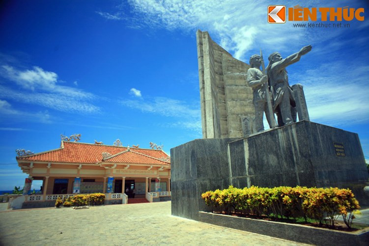 Đặc biệt, Lý Sơn còn được coi là một "bằng chứng thép" về chủ quyền hai quần đảo Hoàng Sa, Trường Sa của Việt Nam. Hòn đảo này là quê hương của Hải đội Hoàng Sa - đội tàu do chính quyền chúa Nguyễn xứ Đàng Trong lập ra từ thế kỷ 17 với mục đích giảm sát các hải đảo ngoài khơi xa của Tổ quốc.