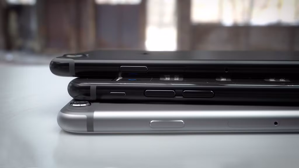 Giới phân tích nhận định, iPhone 7 có thể chỉ là bản nâng cấp nhỏ trước khi Apple phát hành một chiếc iPhone mang tính cách mạng về kiểu dáng, tính năng trong năm sau.