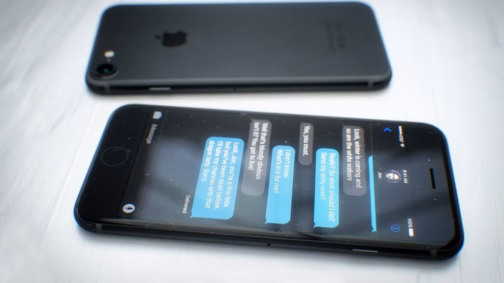 Trong trí tưởng tượng của nhà thiết kế này, iPhone cũng sẽ có một giao diện riêng với nền đen huyền bí khi người dùng nhắn tin iMessage.