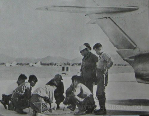 Các phi công đoàn bay 921 ngày đêm tìm cách đánh thắng máy bay địch.