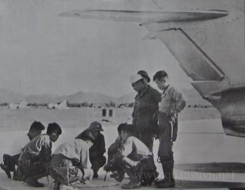 Các phi công đoàn bay 921 ngày đêm tìm cách đánh thắng máy bay địch.