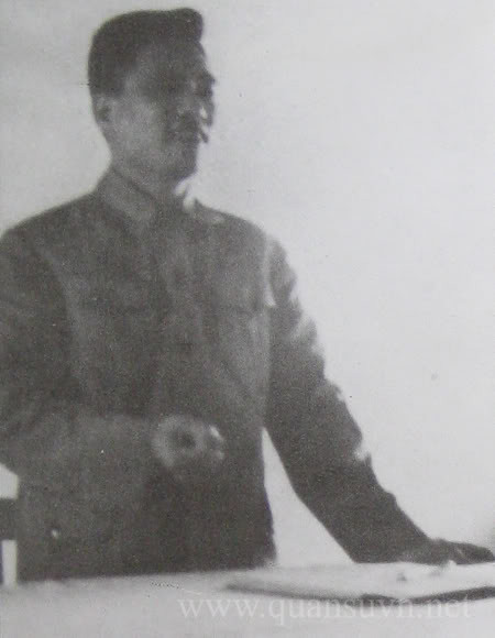 Đồng chí Văn Tiến Dũng thay mặt Quân ủy Trung ương và Bộ Tổng tư lệnh khen ngợi Không quân vận tải đã lập thành tích xuất sắc phục vụ chiến trường.