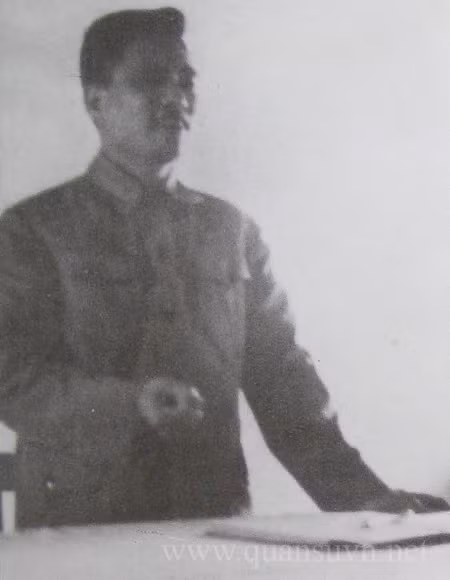 Đồng chí Văn Tiến Dũng thay mặt Quân ủy Trung ương và Bộ Tổng tư lệnh khen ngợi Không quân vận tải đã lập thành tích xuất sắc phục vụ chiến trường.