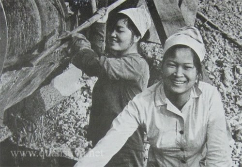 Công nhân xây dựng luôn phấn đấu có những mẻ bê tông tốt làm đường băng cho máy bay ta.