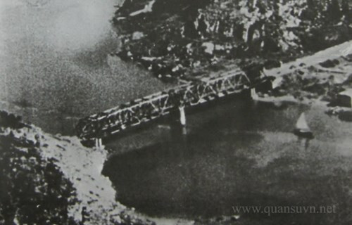 Ngày 3/4/1965, địch mở chiến dịch Sấm rền đánh phá Hàm Rồng, phán đoán đúng âm mưu của địch, lực lượng phòng không ta đã bày sẵn thế trận làm cho địch bị thiệt hại ngay từ đợt đánh phá đầu tiên. Sau ngày 4/4/1965 - ngày mà Đế quốc Mỹ gọi là "Ngày đen tối của không lực Mỹ", Lầu Năm Góc vội đưa sang Việt Nam những máy bay tiêm kích hiện đại kiểu F4 để đối phó với không quân ta.