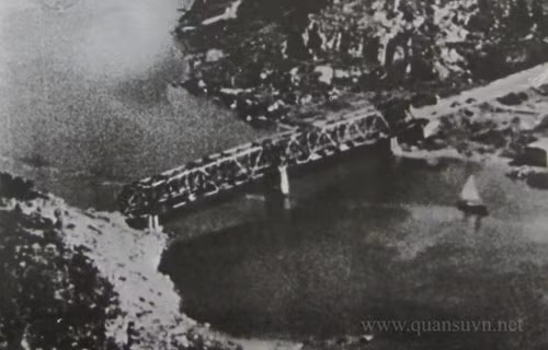 Ngày 3/4/1965, địch mở chiến dịch Sấm rền đánh phá Hàm Rồng, phán đoán đúng âm mưu của địch, lực lượng phòng không ta đã bày sẵn thế trận làm cho địch bị thiệt hại ngay từ đợt đánh phá đầu tiên. Sau ngày 4/4/1965 - ngày mà Đế quốc Mỹ gọi là "Ngày đen tối của không lực Mỹ", Lầu Năm Góc vội đưa sang Việt Nam những máy bay tiêm kích hiện đại kiểu F4 để đối phó với không quân ta.