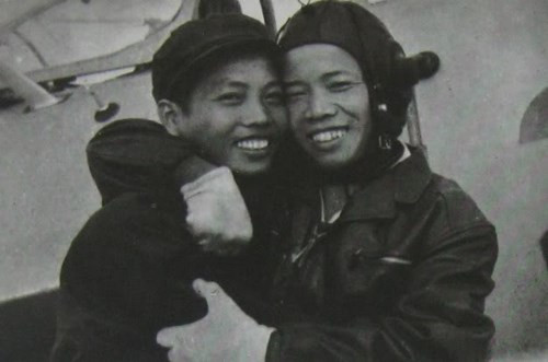 Lần đầu tiên, một biên đội MiG-17 của các phi công: Lan, Chiêu, Trì, Độ đã hiệp đồng chặt chẽ với bộ đội tên lửa diệt nhiều F4 của Mỹ trên vùng trời Hà Bắc ngày 20/9/1965. Ảnh: Phi công Đặng Nhật Chiêu và thợ máy Trần Tích sau trận thắng.