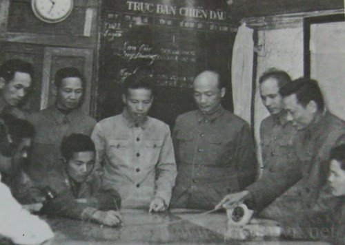 Bộ tư lệnh Phòng không - Không quân đang chỉ huy trận đánh đầu tiên của không quân ta.