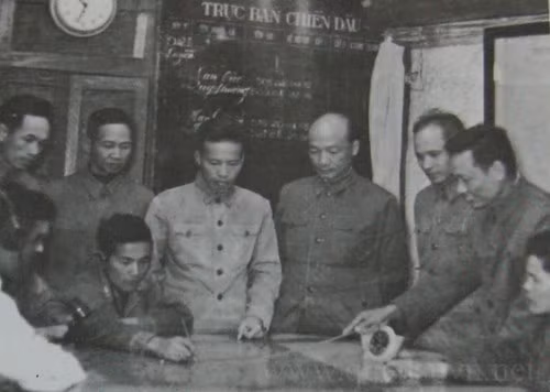 Bộ tư lệnh Phòng không - Không quân đang chỉ huy trận đánh đầu tiên của không quân ta.