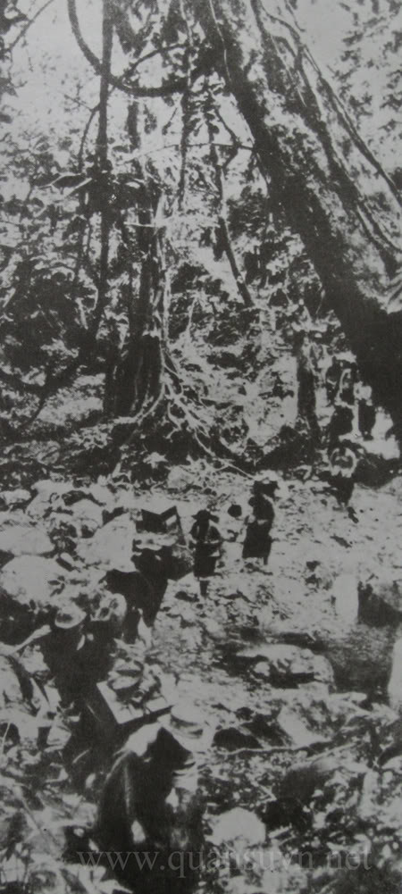 Ngày 18/6/1961 là một dấu mốc quan trọng của Không quân Nhân dân Việt Nam, khi một tổ bay Li-2 dũng cảm, mưu trí hạ cánh xuống một vùng căn cứ của Liên Khu 5 mở đường thắng lợi cho hàng trăm chuyến bay tiếp theo chở súng đạn, lương thực, thuốc men tới miền Nam ruột thịt. Ảnh: Những kiện hàng từ máy bay được đồng bào chuyển tiếp bằng đường bộ ra mặt trận.