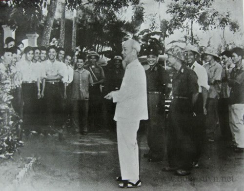 Ngày 25/9/1966, Bác Hồ tới thăm cán bộ công nhân viên kỹ thuật xưởng máy bay A3.