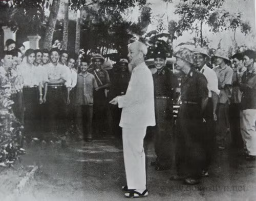 Ngày 25/9/1966, Bác Hồ tới thăm cán bộ công nhân viên kỹ thuật xưởng máy bay A3.