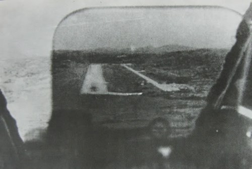 Nhà nước và Nhân dân hết sức chăm lo xây dựng cho không quân nhân ta có thêm căn cứ để đánh thắng quân thù. Đến cuối năm 1965, hàng loạt sân bay đã được xây dựng và mở rộng. Ảnh: Máy bay chuẩn bị hạ cánh trên một đường băng mới mở phía tây Hà Nội.