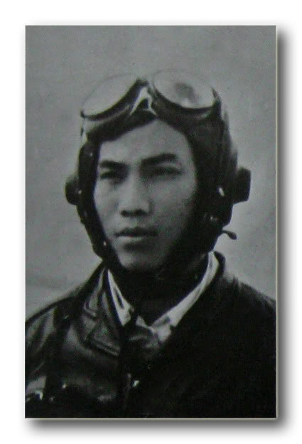 Phi công Lê Trọng Long luôn nêu cao tinh thần quên mình vì nước. Trước những tên giặc lái F4 lợi hại, anh vẫn kiên quyết tấn công. Ngày 17/6/1965, với chiếc Mig17, anh hạ một F4, diệt tên phi công Mỹ. Trên đường truy kích địch, anh bắn trúng chiếc thứ hai và hi sinh anh dũng.