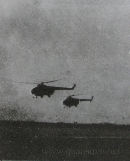 Trực thăng Mi-4 thực hiện nhiệm vụ.