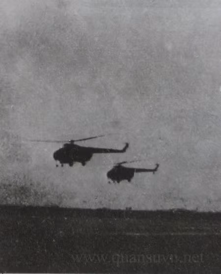 Trực thăng Mi-4 thực hiện nhiệm vụ.