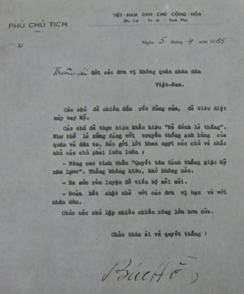 Ngày 5/4/1965, Bác Hồ gửi thư khen các đơn vị Không quân Nhân dân Việt Nam.