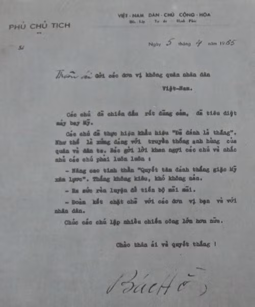 Ngày 5/4/1965, Bác Hồ gửi thư khen các đơn vị Không quân Nhân dân Việt Nam.