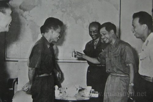 Đồng chí Nguyễn Chí Thanh, Ủy viên Bộ Chính trị từ miền Nam ra, đã tặng bộ đội Phòng không - Không quân chiếc đèn Trường Sơn, kỷ niệm chiến thắng cuộc phản công mùa khô 65-66 của Mỹ.