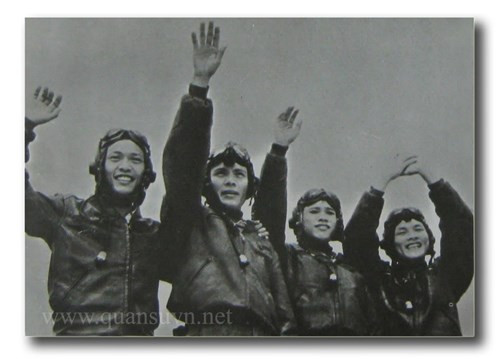 Từ trái sang phải, các phi công: Phạm Ngọc Lan, Phan Văn Túc, Hồ Văn Quỳ và Trần Minh Phương vinh dự được ghi danh vào trang sử vàng của Tổ quốc, chiến công đầu tiên của mặt trận trên không, diệt 2 máy bay hải quân Mỹ ngày 3/4/1965.