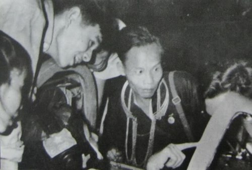 Đoàn đại biểu các dân tộc Tây Bắc thăm đơn vị đã đánh thắng trận đêm 3/2/1966.