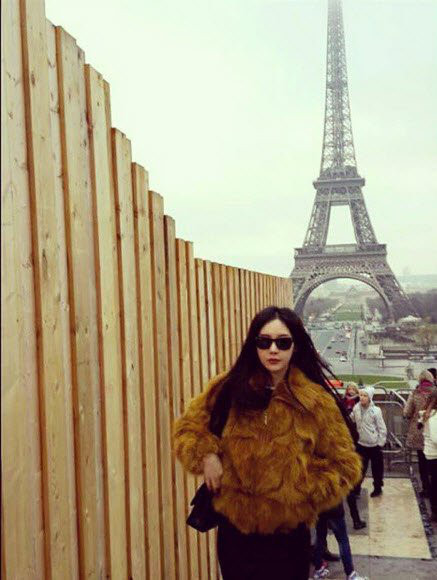 Người đẹp hào hứng trong chuyến du lịch tới Pháp.