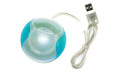  Chuột máy tính kị dị: Con chuột vi tính đi kèm với máy tính iMac G3 mang tên gọi Hockey Puck do hình dáng kì lạ của nó. Khi giới thiệu sản phẩm, Steve Jobs nói đây sẽ là chuột tốt nhất mà người dùng từng sử dụng. Nhưng Hockey Puck nhận phản ánh không tích cực từ người dùng như cảm giác khó chịu khi sử dụng, vướng víu, không hiệu quả.