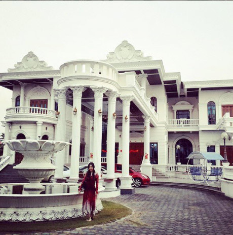 Trước khi kết hôn, Sin Joo Ah chỉ là một diễn viên thường thường bậc trung ở xứ Hàn. Trong làng giải trí diễn viên nhiều như sao trên trời thì cô chỉ là một chấm nhỏ không mấy được chú ý. Khán giả biết đến Sin Joo Ah qua một số phim như Lấy chồng triệu phú, Anh hùng, Công chúa Aurora... Khởi nghiệp 10 năm trong nghề diễn nhưng cô không tạo được tên tuổi.