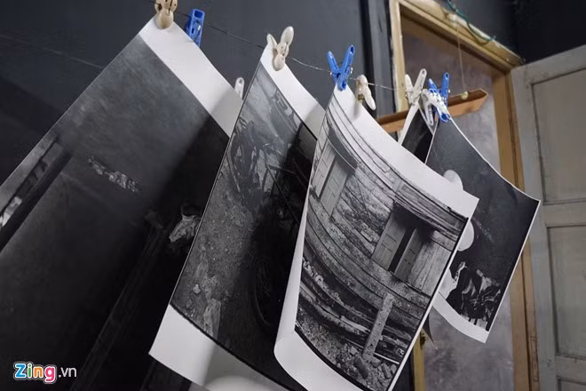 Sau cùng, ảnh sẽ được phơi cho khô hóa chất. Rọi ảnh là một công việc rất thú vị,tất cả mọi việc đều được làm thủ công. Anh Bảo Tín cho rằng những tấm ảnh dù được rọi từ cùng một tấm film thì cũng không ảnh nào giống hoàn toàn ảnh nào vì là chúng là đồ “handmade”.