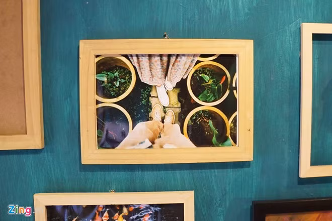 Mỗi tấm ảnh được tạo từ máy film đều đòi hỏi người chơi ảnh phải bỏ ra một khoảng thời gian, công sức từ việc chụp đến phóng ảnh. “Ảnh chụp xong phải đi rọi, đó là khoảnh khắc hồi hộp khủng khiếp. Đến khi cầm được tấm hình thì nhìn hoài không chán vì những gì mình đã bỏ ra với tấm ảnh”, Ánh Nga, một người đam mê chụp ảnh film đang làm việc ở quận 11, TP HCM, chia sẻ.