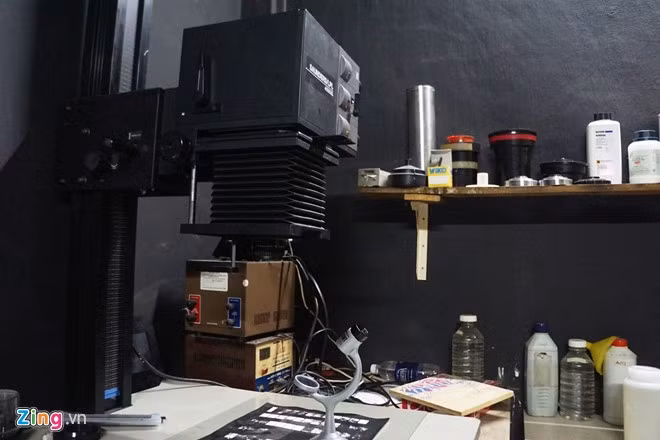 Để có thể tạo ra tấm ảnh, tấm film sẽ được cho vào máy rọi. Ánh sáng từ máy rọi qua ống kính sẽ chiếu hình ảnh từ film lên giấy ảnh, lúc này người rọi có thể điều chỉnh kích thước, độ tương phản cũng như màu sắc của tấm ảnh.