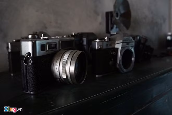 Tại Việt Nam, không khó để người chơi tìm cho mình một chiếc máy ảnh phim để khởi đầu. Với khoảng trên dưới 2 triệu, người chơi có thểchọn chiếc máy Film khổ 35mm (tương tự cảm biến Full Frame trên máy kỹ thuật số). Với những người chụp ảnh film chuyên nghiệp, mỗi bộ máy có thể lên đến 1.000 USD.