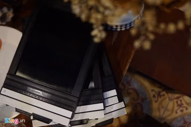 Taị Việt Nam, mỗi cuộn Film màu (24 hoặc 36 tấm) có giá vào khoảng 40.000 – 45.000 đồng, nhưng cũng có loại giá lên đến 200.000 – 300.000 đồng. Với chất lượng tốt cùng nhiều kích cỡ, Kodax Tmax là loại film được nhiều người chọn dùng. Khác với những dòng máy 35mm còn lại, máy ảnh định dạng Large Format có các tấm phim được làm thành dạng thẻ thay vì cuộn.