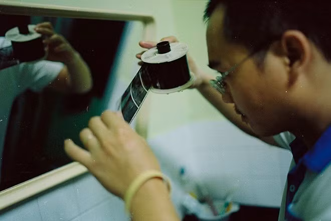 “Chơi máy film không chỉ là chơi cái máy chụp mà còn cái thú chơi trong phòng tối, cái đó mới là cái cuốn hút dân chơi film nhất”. Ảnh: Nhân vật cung cấp.