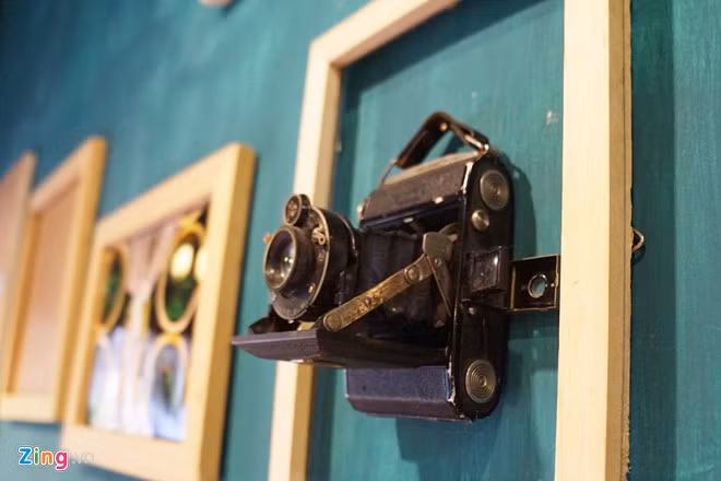 Với những người chơi máy ảnh phim, thú vui này "gây nghiện" không chỉ bởi “chất màu” rất riêng mà còn ở trải nghiệm chỉnh tay hoàn toàn khi sử dụng loại máy. "Chụp ảnh bằng máy film mình phải tính toán cẩn thận lắm, phải coi thời tiết ánh sáng như thế nào nếu nắng thì phải sử dụng cuộn film ASA (cách gọi ISO trên máy film) thấp còn trời âm u thì phải chọn film có ASA cao hơn”,Sơn Trần, một người chơi ở TP HCM, chia sẻ.