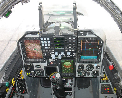 Buồng lái hiện đại của chiếc Kfir Block 60.