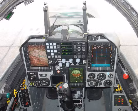 Buồng lái hiện đại của chiếc Kfir Block 60.