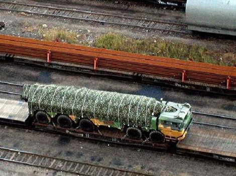 Chiếc xe chở tên lửa được cho là bệ phóng với đạn tên lửa tầm trung DF-25.