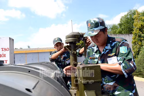 Thao tác nhanh gọn, thuần thục, chính xác, an toàn của từng vị trí trong quá trình cẩu chuyển đạn.